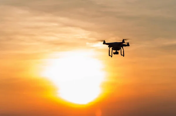 Drone Che Vola Sopra Cielo Del Tramonto — Foto Stock