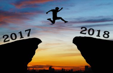 Gökyüzünde zıplayan bir adamın silueti 