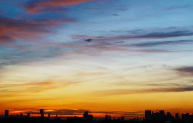 Şehrin üzerinde güzel bir gün batımı