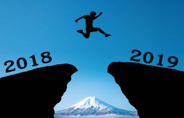 Gökyüzünde zıplayan bir adamın silueti 