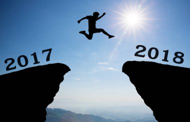 Gökyüzünde zıplayan bir adamın silueti 