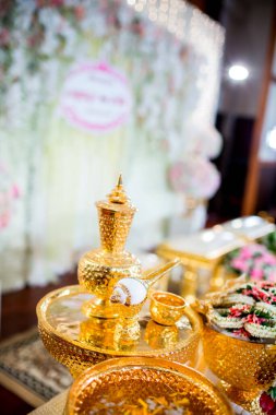 Kilisede çok güzel düğün süsleri var.