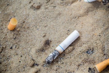 Kumsalda sigara izmaritleri