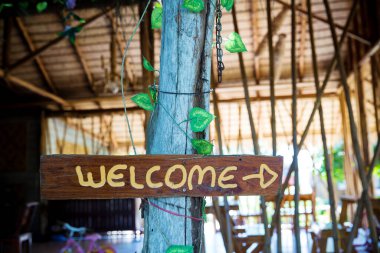 Restorana giden yolu işaret et.