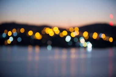 Şehir ışıklarının bulanık bokeh arkaplanı