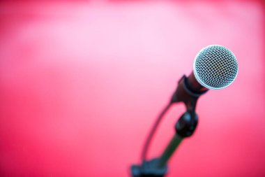 Pembe arka planda mikrofon