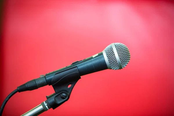 Microfono Sfondo Rosso — Foto Stock