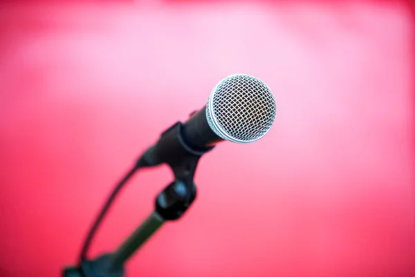 Microfono Uno Sfondo Una Stanza Rossa Bianca Sfocata — Foto Stock