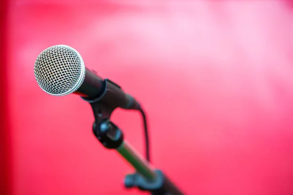 Microfono Sfondo Rosso — Foto Stock