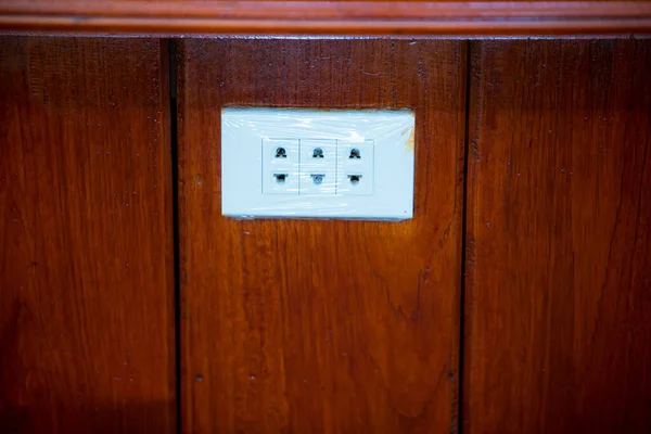 Oude Houten Deur Met Een Witte Muur — Stockfoto