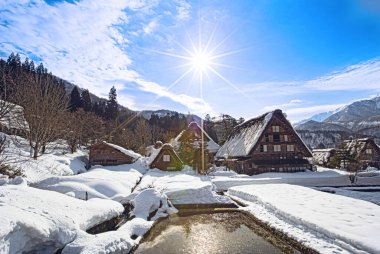 Karlı ve dağlı güzel kış manzarası