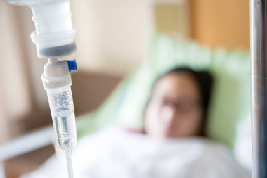 Hastanedeki bir hastayla ilgilenen doktor.