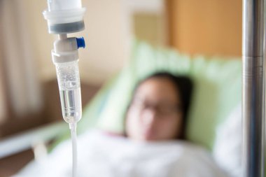 Hastanedeki bir hastayla ilgilenen doktor.