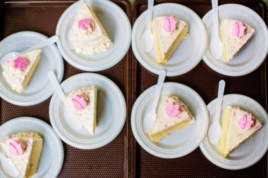 Kremalı ve pastalı lezzetli tatlı.