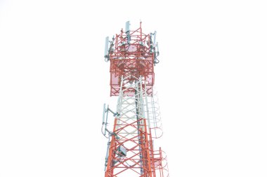 Antenli ve cep telefonlu telekomünikasyon kulesi