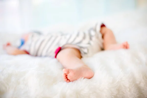 Lindo Bebé Niño Acostado Cama —  Fotos de Stock