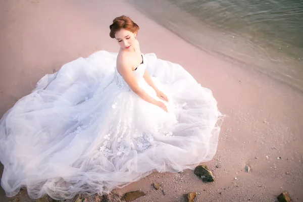 Plajda Poz Veren Beyaz Elbiseli Güzel Gelin — Stok fotoğraf