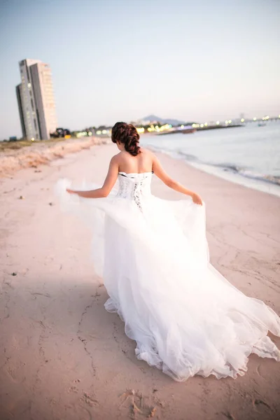 Sahilde Beyaz Elbiseli Güzel Gelin — Stok fotoğraf