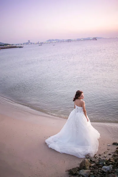Piękna Panna Młoda Białej Sukience Plaży — Zdjęcie stockowe