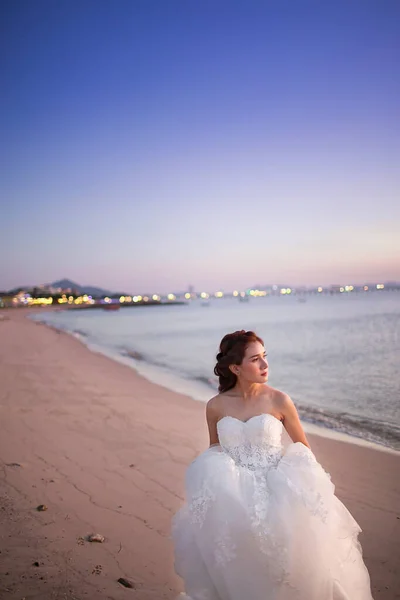 Kumsalda Beyaz Elbiseli Güzel Gelin — Stok fotoğraf