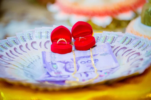 Anillos Boda Sobre Fondo Rojo — Foto de Stock