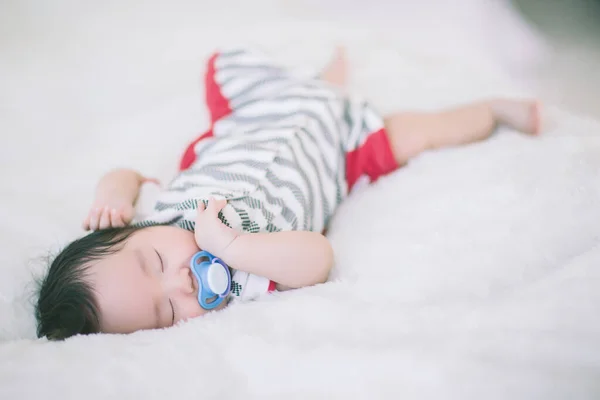 Słodkie Mały Chłopiec Śpi Łóżku — Zdjęcie stockowe