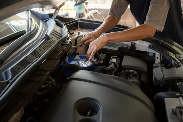 Mecânico Automóveis Trabalhando Garagem Carro — Fotografia de Stock