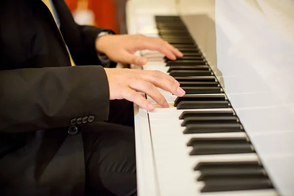 Hände Eines Jungen Beim Klavierspielen — Stockfoto