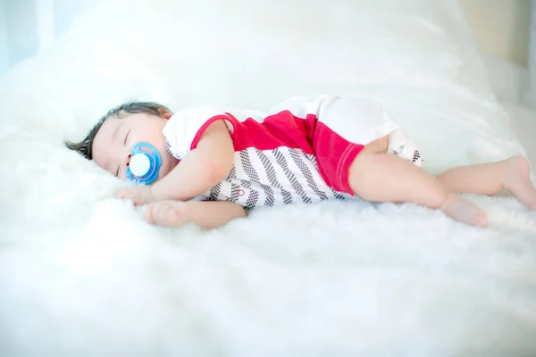 Cute Little Baby Girl White Knitted Hat Bed — Fotografia de Stock