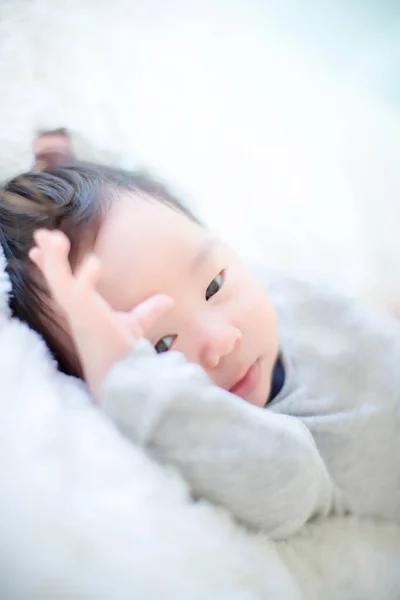 Nyfött Barn Sover Spjälsängen — Stockfoto