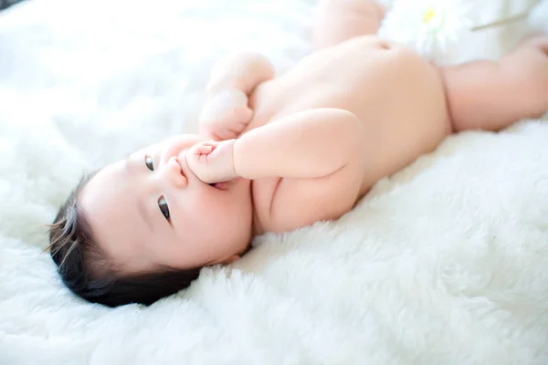 Bonito Bebê Menina Deitada Cama — Fotografia de Stock