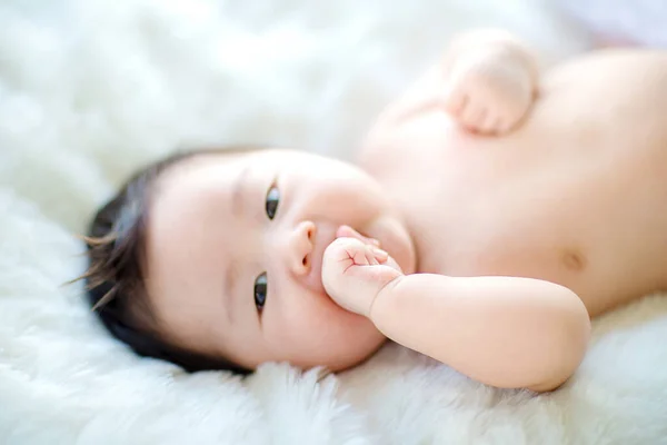 Schattig Baby Jongen Liggend Bed — Stockfoto