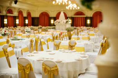 Sandalyeli ve çiçekli düğün masası.