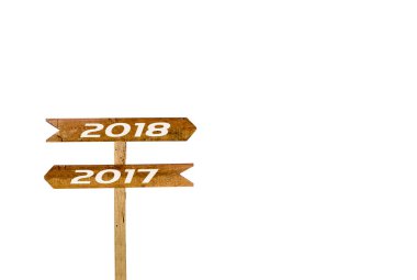 beyaz arkaplan üzerinde yazı ve işaret ile ahşap tabela