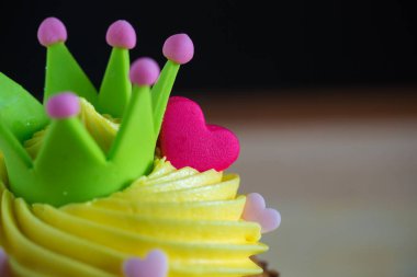 Siyah arkaplanda renkli doğum günü pastası