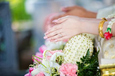 Alyans bulanık bir arka plan üzerinde