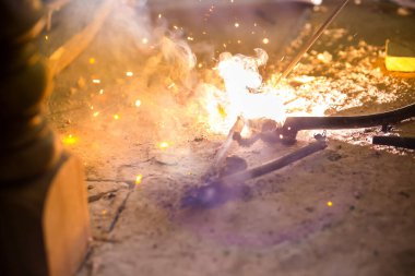 Yangının kaynağı. Ormanda kıvılcımlar.