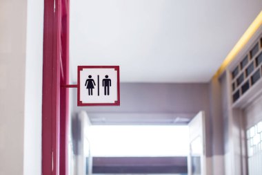 Oteldeki asansörün girişi.