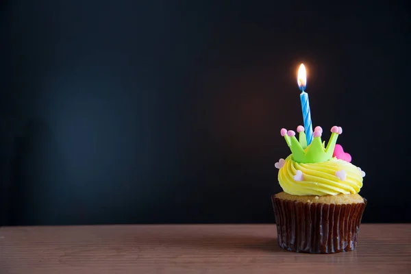 Birthday Cupcake Burning Candle Table — Stockfoto