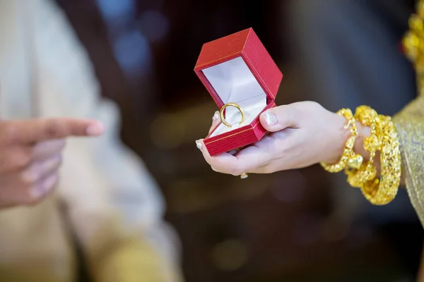 Jegygyűrűk Menyasszony — Stock Fotó
