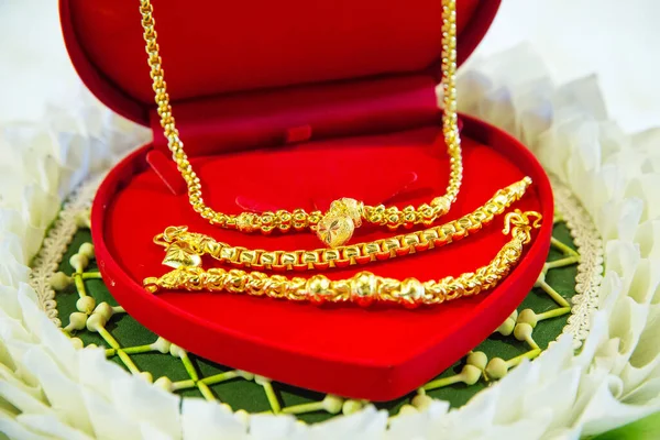 Röda Och Guld Smycken Vit Bakgrund — Stockfoto