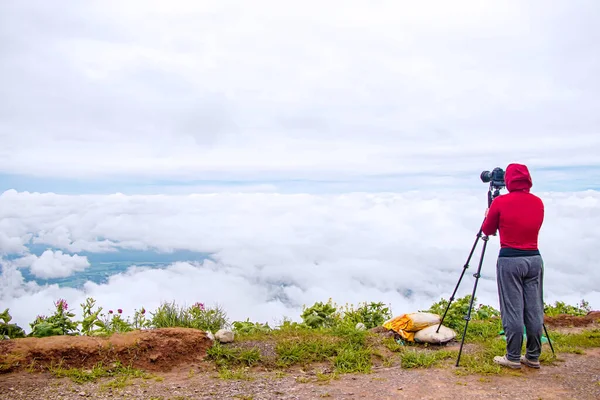 Homme Avec Sac Dos Randonnée Dans Les Montagnes — Photo