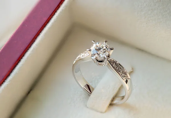 Bague Diamant Avec Diamants Sur Fond Blanc — Photo