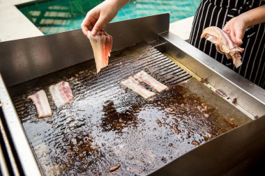 Şef ızgarada suşi hazırlıyor.