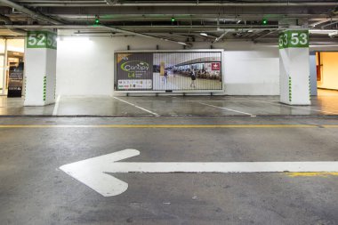 Boş otopark, yeraltı trafik ışığı