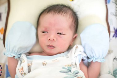 Tatlı oğlan yatakta uzanıyor.