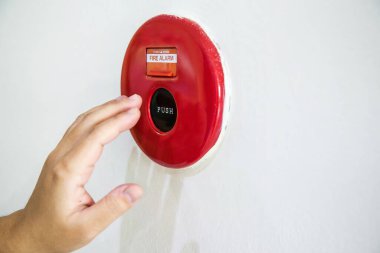 Duvarda yangın söndürücü var.