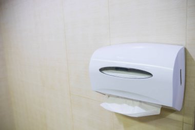 Mutfak lavabosunun üzerinde beyaz tuvalet kağıdı