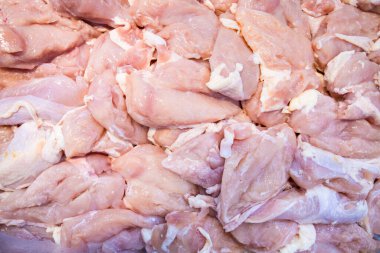 Baharat ile çiğ tavuk budu