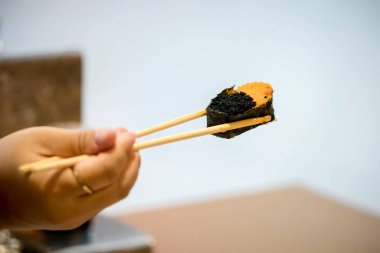 Çubuk tutan bir adama yaklaş.